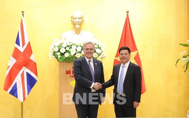 Minister of Industry and Trade Nguyen Hong Dien (R) and UK Prime Minister’s Trade Envoy for Vietnam, Thailand, Myanmar and Brunei Mark Garnier (Photo: VNA)