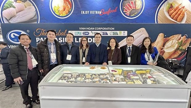 Ambassador Dang Hoang Giang, Permanent Representative of Vietnam to the United Nations (fourth from right) visits 2023 Seafood Expo North America. (Photo: VNA)