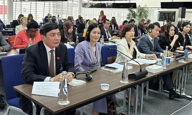 Bui Van Cuong (first, left), Secretary General of the National Assembly (NA) and Chairman of the NA Office, and other members of the Vietnamese delegation attend the ASGP meeting in Bahrain. (Photo: VNA)