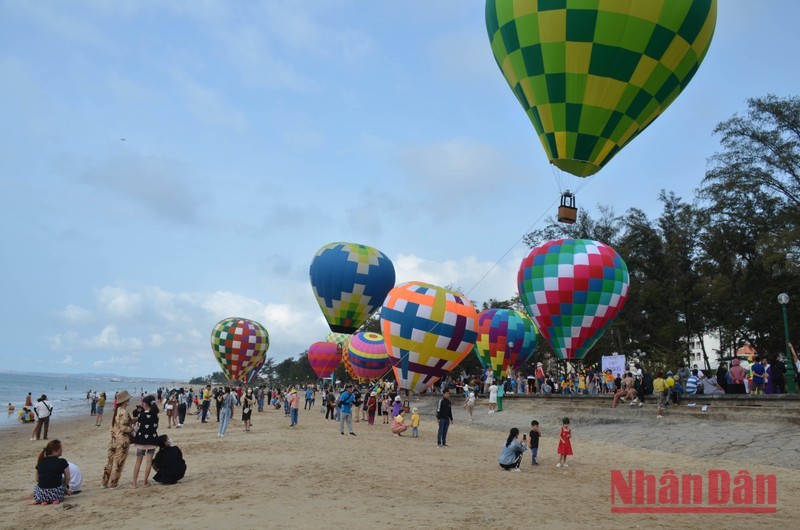 Phan Thiet hosts hot air balloon festival