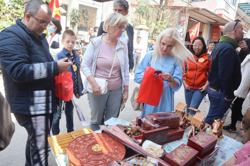 A group of international tourists visit the craft village of Chuyen My with mother-of-pearl mosaic craft. (Photo: thoidai.com.vn)