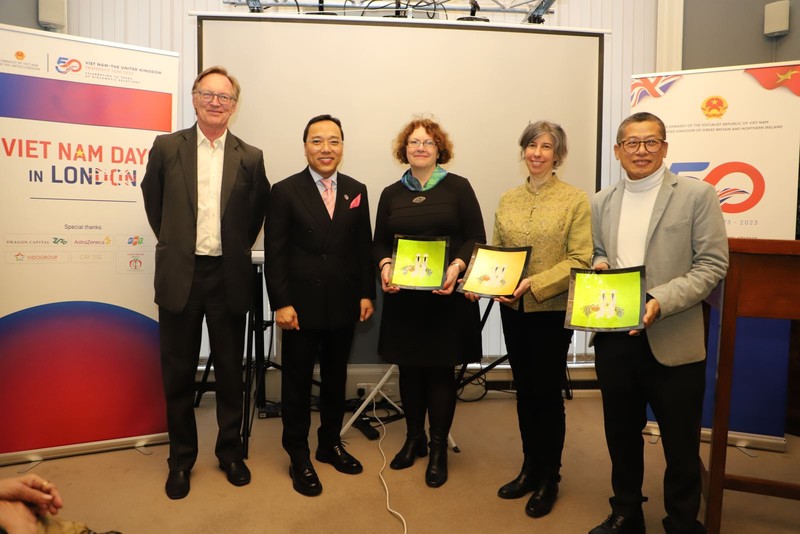 Vietnamese Ambassador to the UK Nguyen Hoang Long presents gifts to the three speakers at the event. (Photo: VNA)