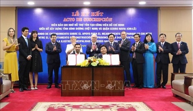 The Binh Duong Department of Construction and the Cerro Navia municipality sign an MoU on support for the rehabilitation of the Ho Chi Minh Park at the meeting on March 31. (Photo: VNA)