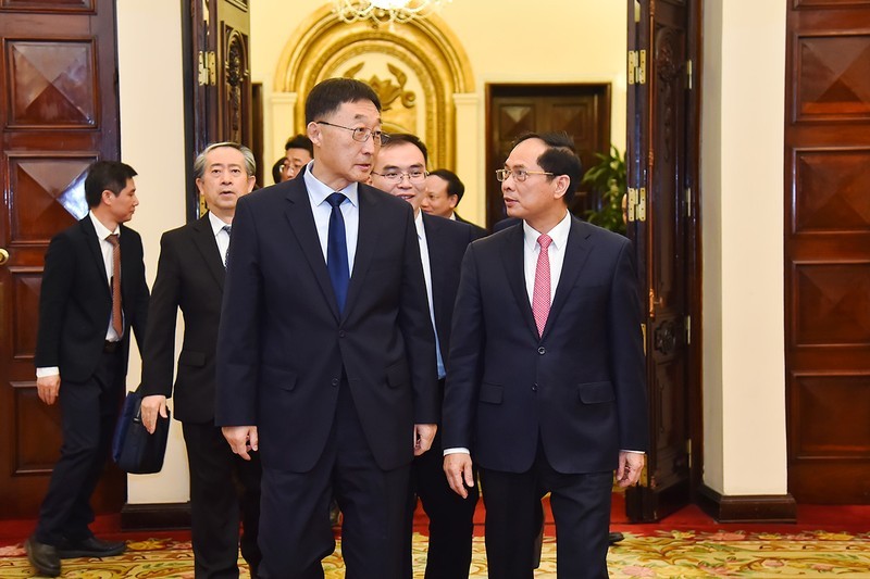 Foreign Minister Bui Thanh Son (right, front) hosts Liu Ning, Secretary of the Party Committee of the Guangxi Zhuang Autonomous Region, in Hanoi on March 30. 