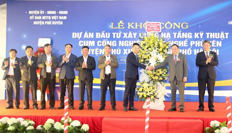 Leaders of Hanoi City presented flowers to congratulate Phu Xuyen District on commencing the project.