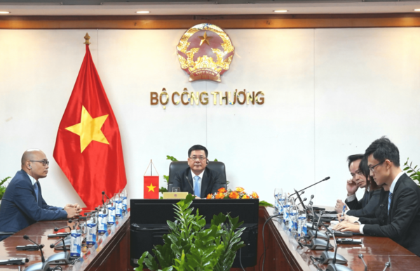 Minister of Industry and Trade Nguyen Hong Dien and the Vietnamese delegation at the meeting. (Photo: MoIT)