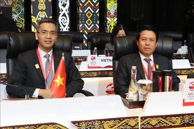 Deputy Minister of Finance Vo Thanh Hung (L) and Deputy Governor of the State Bank of Vietnam Pham Tien Dung attend the 9th ASEAN Finance Ministers’ and Central Bank Governors’ Meeting in Bali, Indonesia. (Photo: VNA)