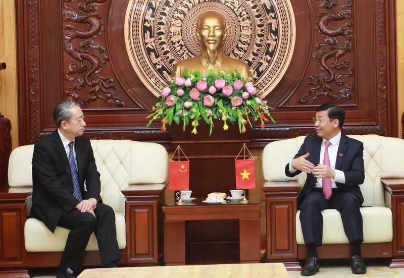 Chinese Ambassador to Vietnam Xiong Bo (left) works with Secretary of the Bac Giang Provincial Party Committee Duong Van Thai.