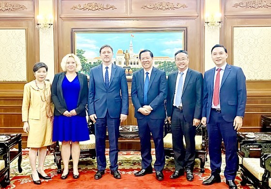 Chairman of the People’s Committee of Ho Chi Minh City Phan Van Mai receives Hungarian Ambassador to Vietnam Baloghdi Tibor in the locality on April 5 (Photo: sggp.org.vn)