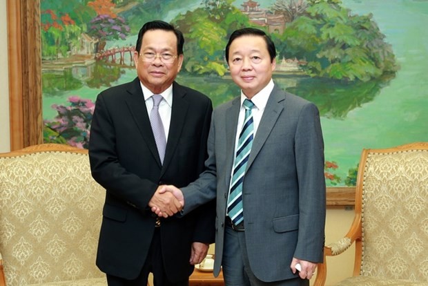 Deputy Prime Minister Tran Hong Ha (R) and Cambodian Minister of Labour and Vocational Training Ith Samheng (Photo: VNA)