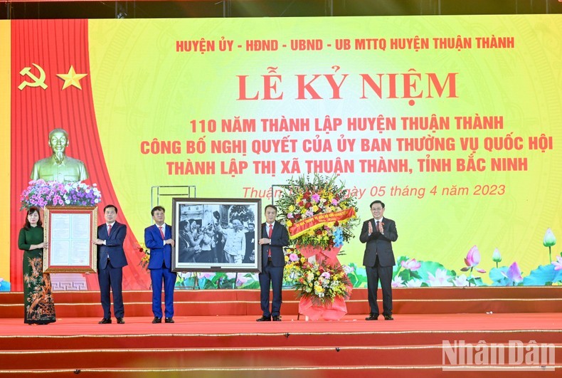 At the ceremony to celebrate the 110th founding anniversary of Thuan Thanh district. (Photo: nhandan.vn)