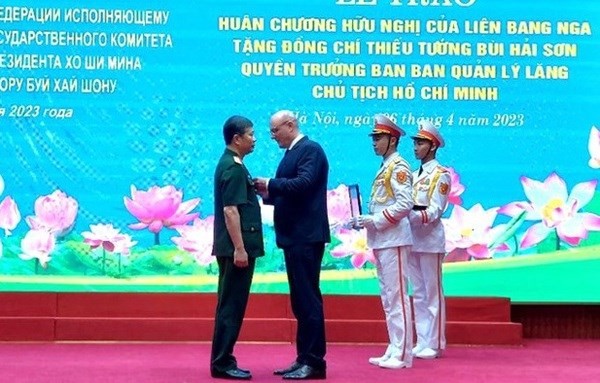 Russian Deputy Prime Minister Dmitry Chernyshenko presents the Friendship Order to Major General Bui Hai Son at the ceremony. (Photo: VNA)