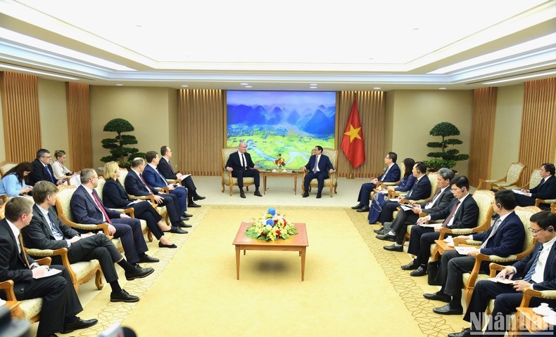 The meeting between PM Pham Minh Chinh and Russian Deputy PM Dmitry Chernyshenko in Hanoi on April 6 