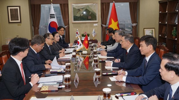 The meeting between officials of the Vietnamese Ministry of Public Security and the Supreme Prosecutors’ Office of the RoK in Seoul on April 6 (Photo: VNA)