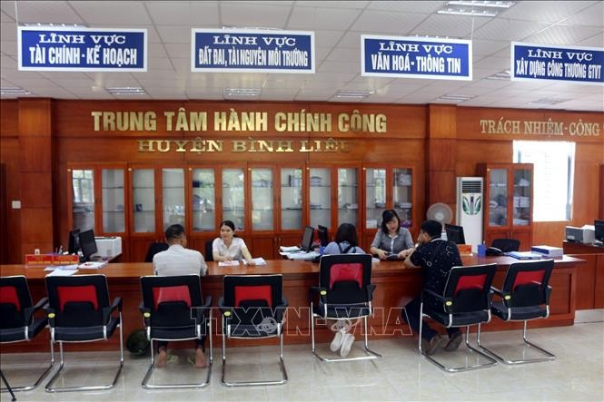 People conducting administrative procedures at the Public Administration Center of Binh Lieu District, Quang Ninh. Photo: Duc Hieu/VNA