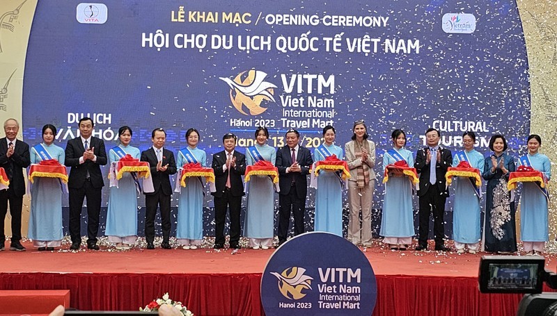 Delegates cut the ribbon to open the VITM Hanoi 2023. 