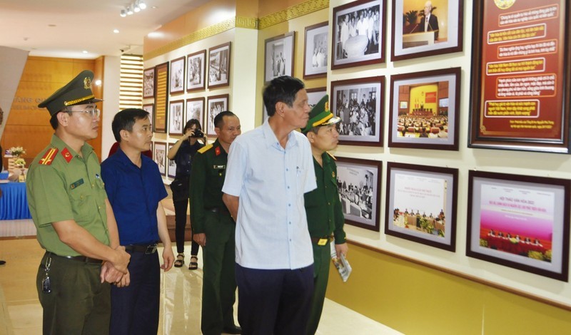 Delegates visit the exhibition.