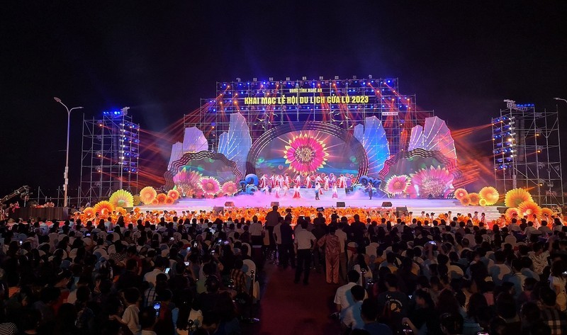 A large number of tourists and locals attended the opening ceremony of the 2023 Cua Lo Tourism Festival.