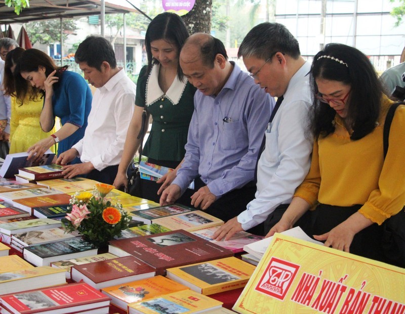 Delegates learn about publications of Thanh Hoa Publishing House.