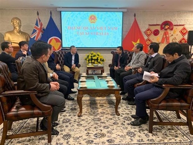 Deputy Minister of Public Security Major General Nguyen Van Long visits the staff of the Vietnamese Embassy in Australia. (Photo: VNA)