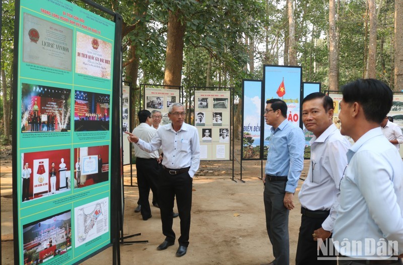 Delegates to the exhibition learn about national relics, especially Con Dao Prison.