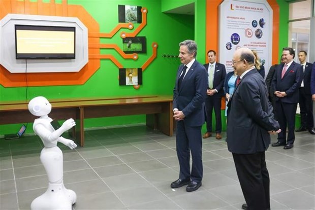 United States Secretary of State Antony Blinken on April 15 visits robots and AI-powered products at the Hanoi University of Science and Technology. (Photo: VNA)