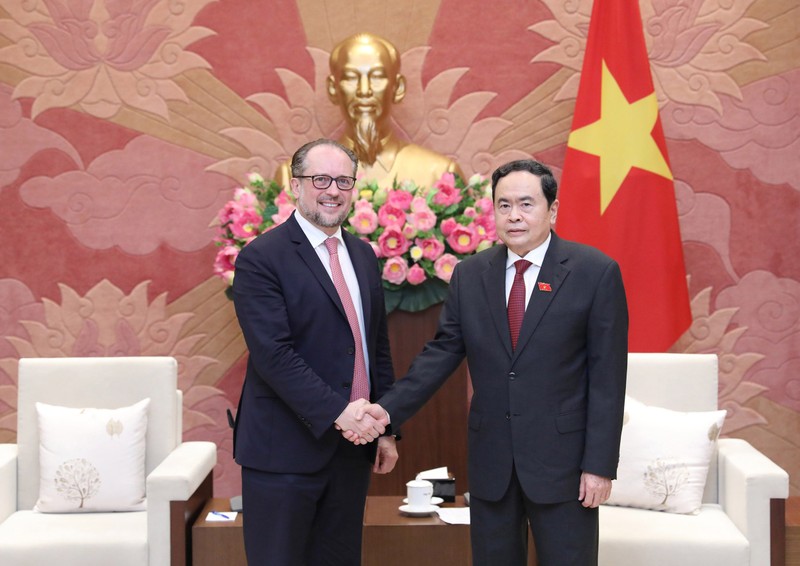 Permanent Vice Chairman of the National Assembly Tran Thanh Man (R) and Austrian Federal Minister for European and International Affairs Alexander Schallenberg (Photo: quochoi.vn)