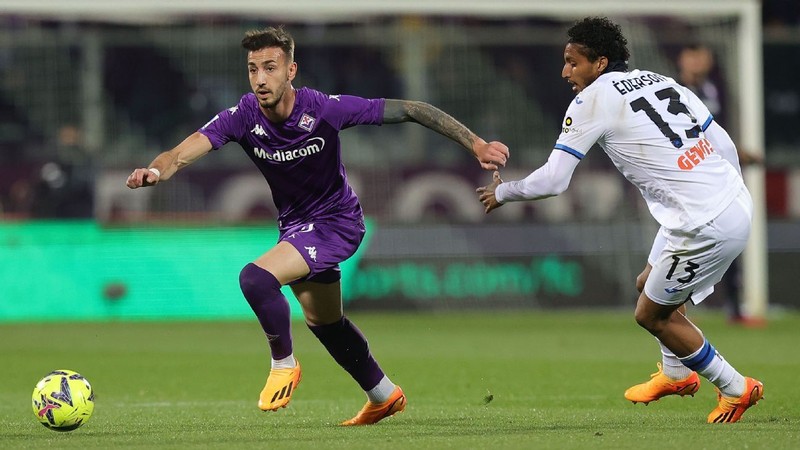 Gaetano Castrovilli of ACF Fiorentina dribbles past an Atalanta defender in their Serie A match on April 17, 2023. (Photo: Getty Images)