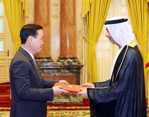 UAE Ambassador Bader Almatrooshi (R) presents his credentials to President Vo Van Thuong. (Photo: VNA)