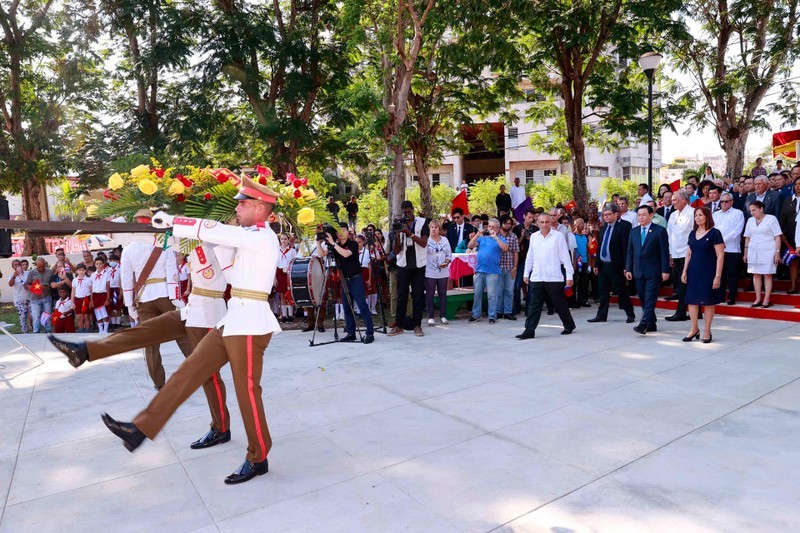 National Assembly Chairman Vuong Dinh Hue offers flowers in tribute to President Ho Chi Minh at his Monument in Havana (Photo: VNA)