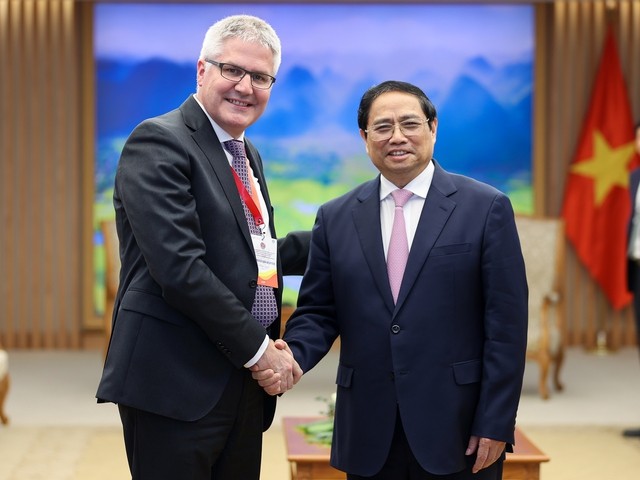 Prime Minister Pham Minh Chinh (R) and Director of the Swiss Federal Office for Agriculture (FOAG) Christian Hofer at their meeting in Hanoi on April 24. (Photo: VGP)