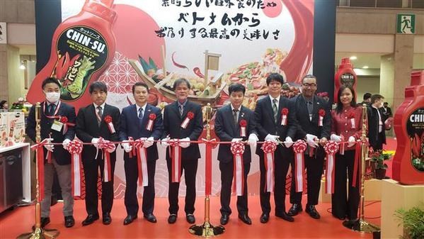 At the ceremony to intrduce the new Chin-su seasoning product collection in Japan (Photo: VNA)