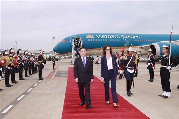 NA Chairman Vuong Dinh Hue is welcomed at the Ministro Pistarini International Airport in Buenos Aires. (Photo: VNA)