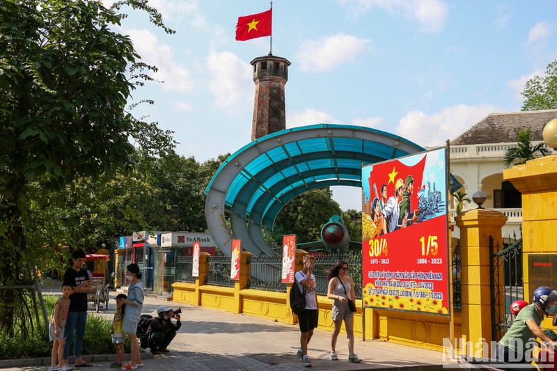 A large billboard is arranged in front of the gate of the Vietnam Military History Museum.