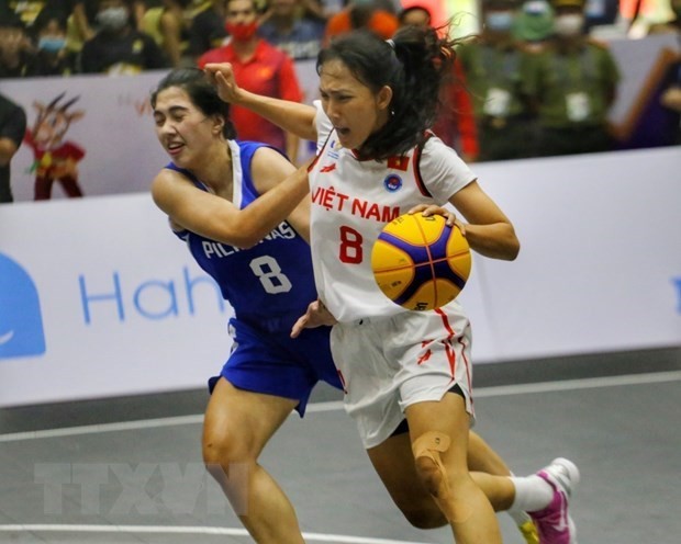 Vietnamese women basketballers defeat their Philippine rivals on May 6 in the 3x3 category at SEA Games 32. (Photo: VNA)