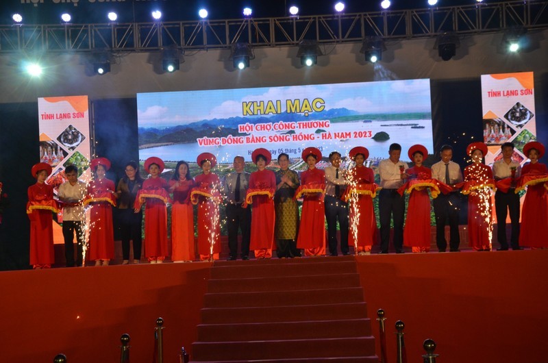 Delegates cut the ribbon to open the Red River Delta Industry and Trade Fair - Ha Nam 2023.