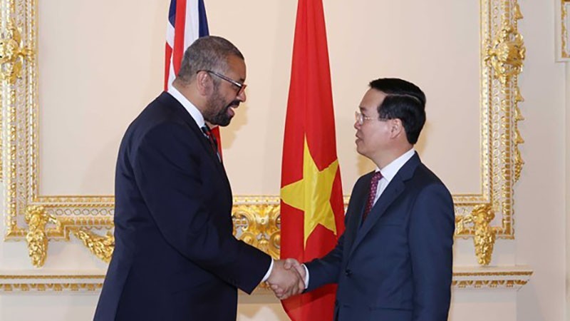 State President Vo Van Thuong (R) and UK Secretary of State for Foreign, Commonwealth and Development Affairs James Cleverly. (Photo: VNA)