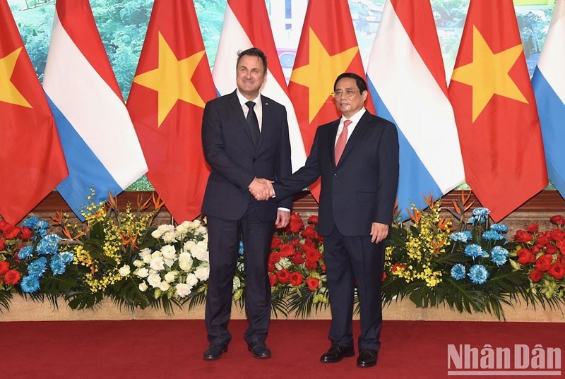 Prime Minister Xavier Bettel (L) and Prime Minister Pham Minh Chinh (Photo: NDO)