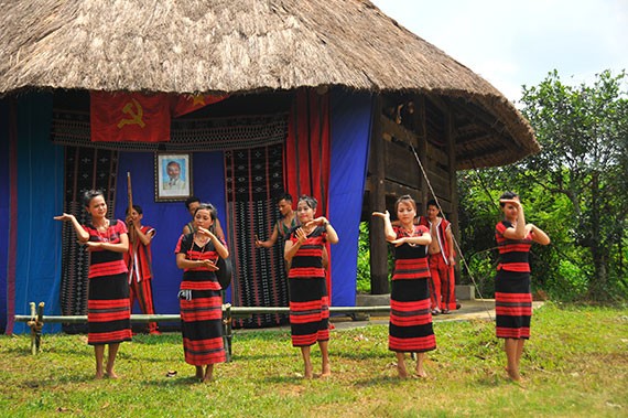 The naming ceremony with the surname 'Ho' of the Ta Oi ethnic group.