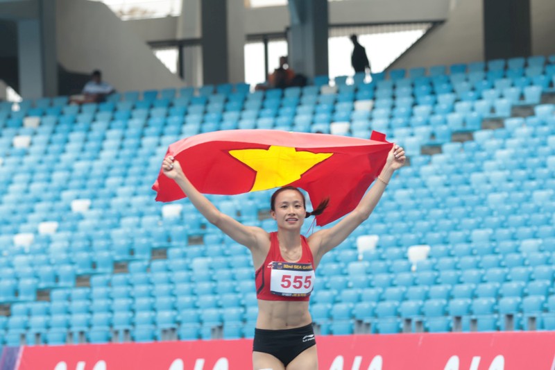 Huynh Thi My Tien finishes first in the women's 100m hurdles with a record of 13.50 seconds on May 10 at the ongoing 32nd SEA Games in Cambodia. (Photo:hanoimoi.com.vn)