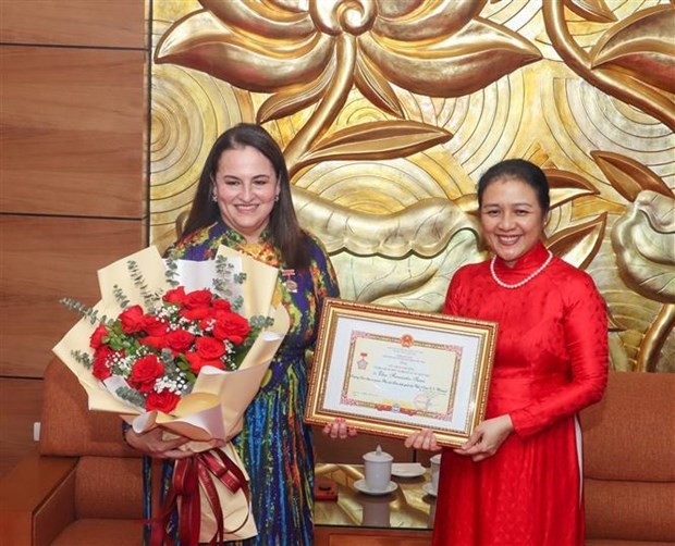 VUFO President Nguyen Phuong Nga presents insignia to UN Women Representative in Vietnam Elisa Fernandez (Photo: VNA)