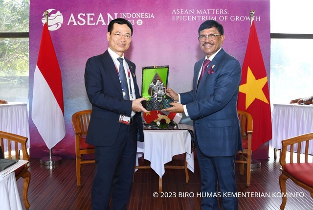 Minister of Information and Communications Nguyen Manh Hung and his Indonesian counterpart Johnny G. Plate. (Photo:VNA)