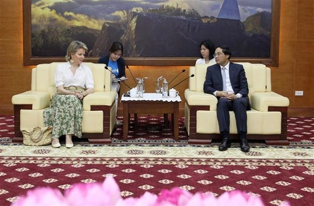 Chairman of the People’s Committee of Lao Cai Trinh Xuan Truong receives the Honorary President of UNICEF Belgium, Queen Mathilde of Belgium. (Photo:VNA)