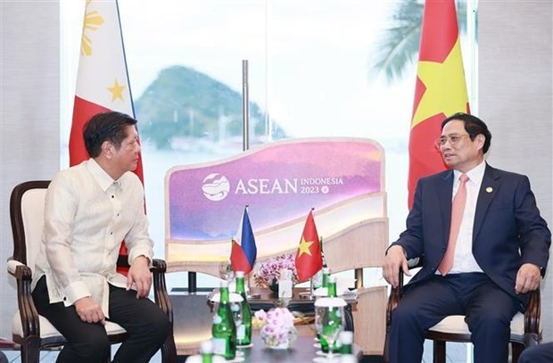 Prime Minister Pham Minh Chinh (right) meets with Philippine President Ferdinand Romualdez Marcos Jr. on the sidelines of the ongoing 42nd ASEAN Summit in Indonesia, on May 10.(Photo:VNA)