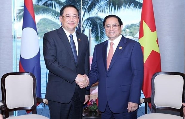 PM Pham Minh Chinh (right) meets with his Lao counterpart Sonexay Siphandone in Labuan Bajo, Indonesia, on May 10. (Photo: VNA)
