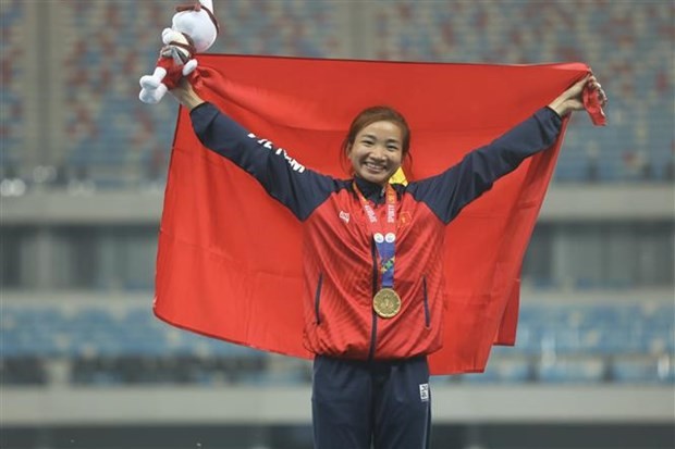 Runner Nguyen Thi Oanh with her gold medal in the women's 1,500m event at the 32nd SEA Games on May 9 (Photo: VNA)