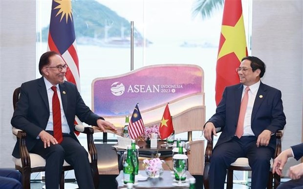 Prime Minister Pham Minh Chinh (R) and his Malaysian counterpart Anwar Ibrahim (Photo: VNA)