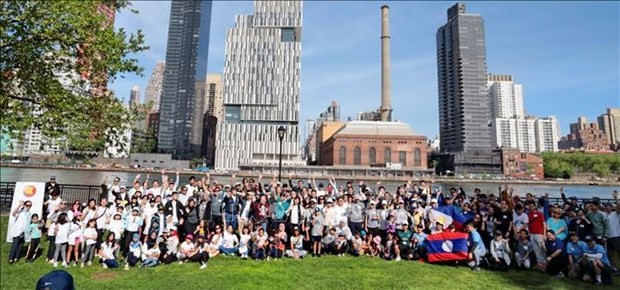 Ambassadors, Heads of Delegations, and nearly 300 officials and their family members of the ASEAN countries and Timor-Leste join the run.(Photo: VNA)