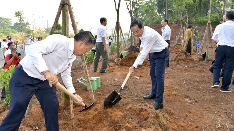 Photo: Leaders of Ho Chi Minh City plant trees. (Photo: CAO THANG)