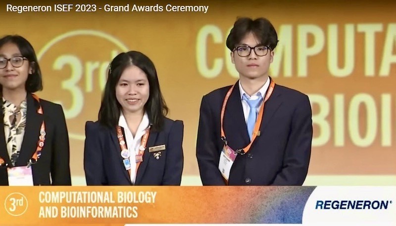 Nguyen Thi Mai Anh and Nguyen Binh Giang receive the third-place prize at Regeneron ISEF 2023 (Photo: Ministry of Education and Training)